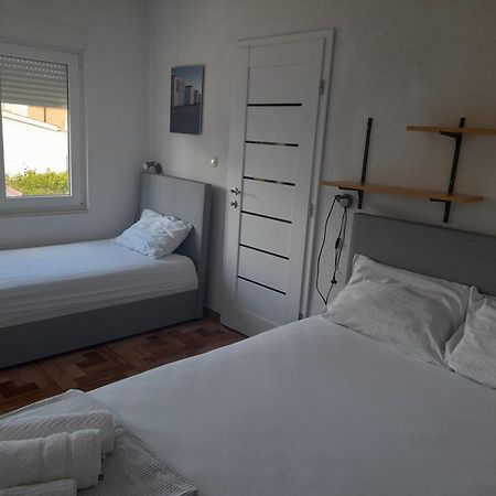 Apartments Malou Baška Voda Quarto foto