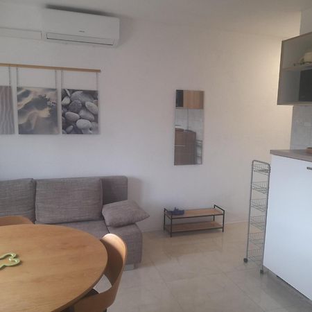 Apartments Malou Baška Voda Quarto foto